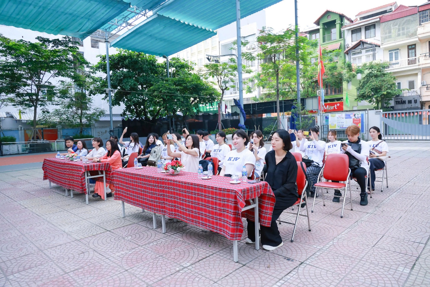 A group of people sitting at tables

AI-generated content may be incorrect.