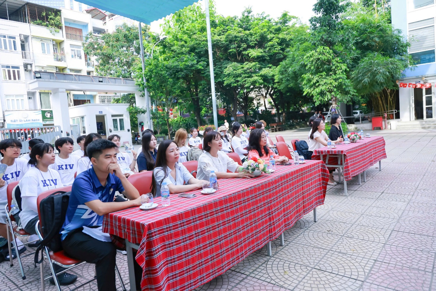 A group of people sitting at tables

AI-generated content may be incorrect.