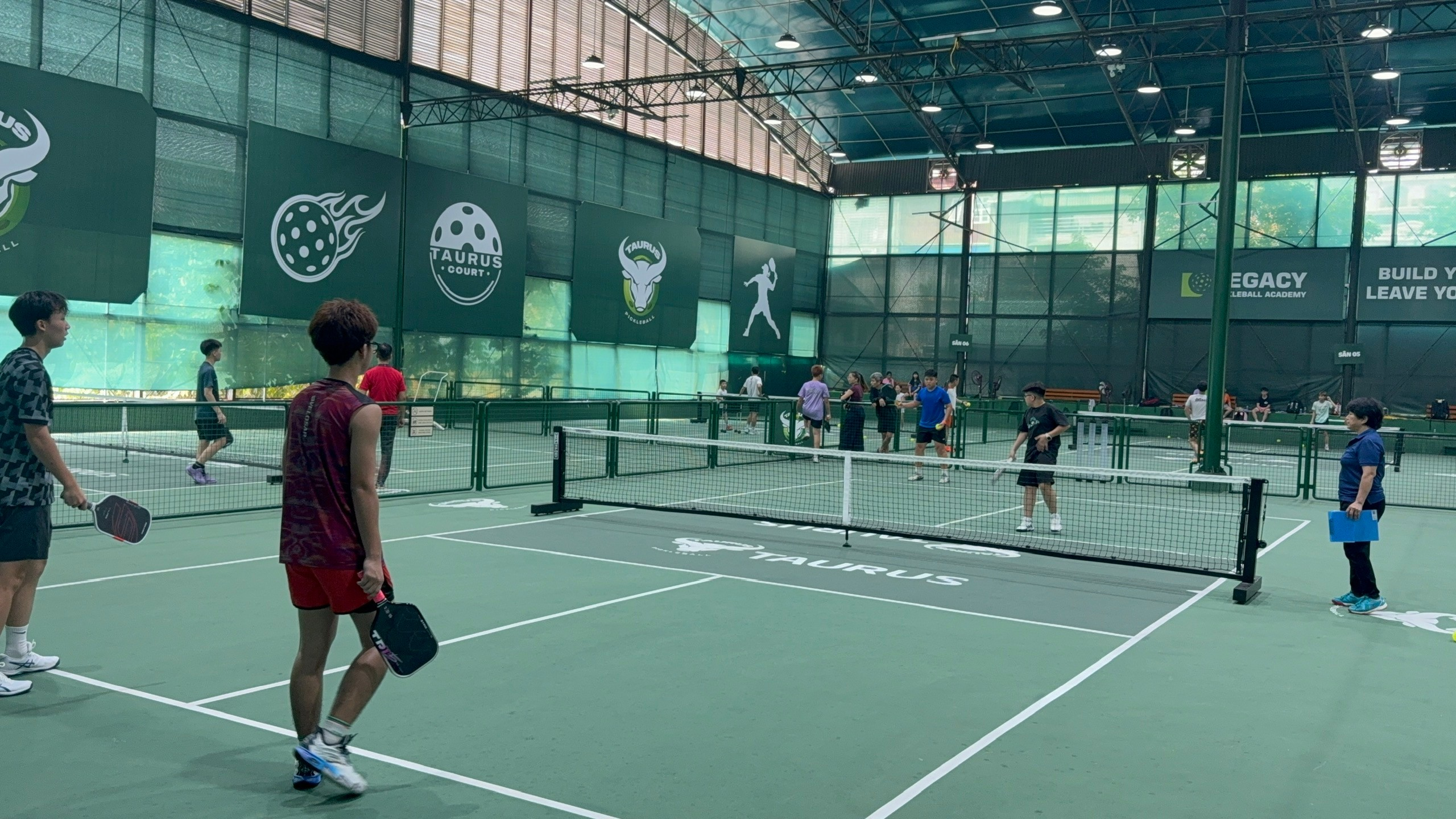 A group of people playing tennisAI-generated content may be incorrect.