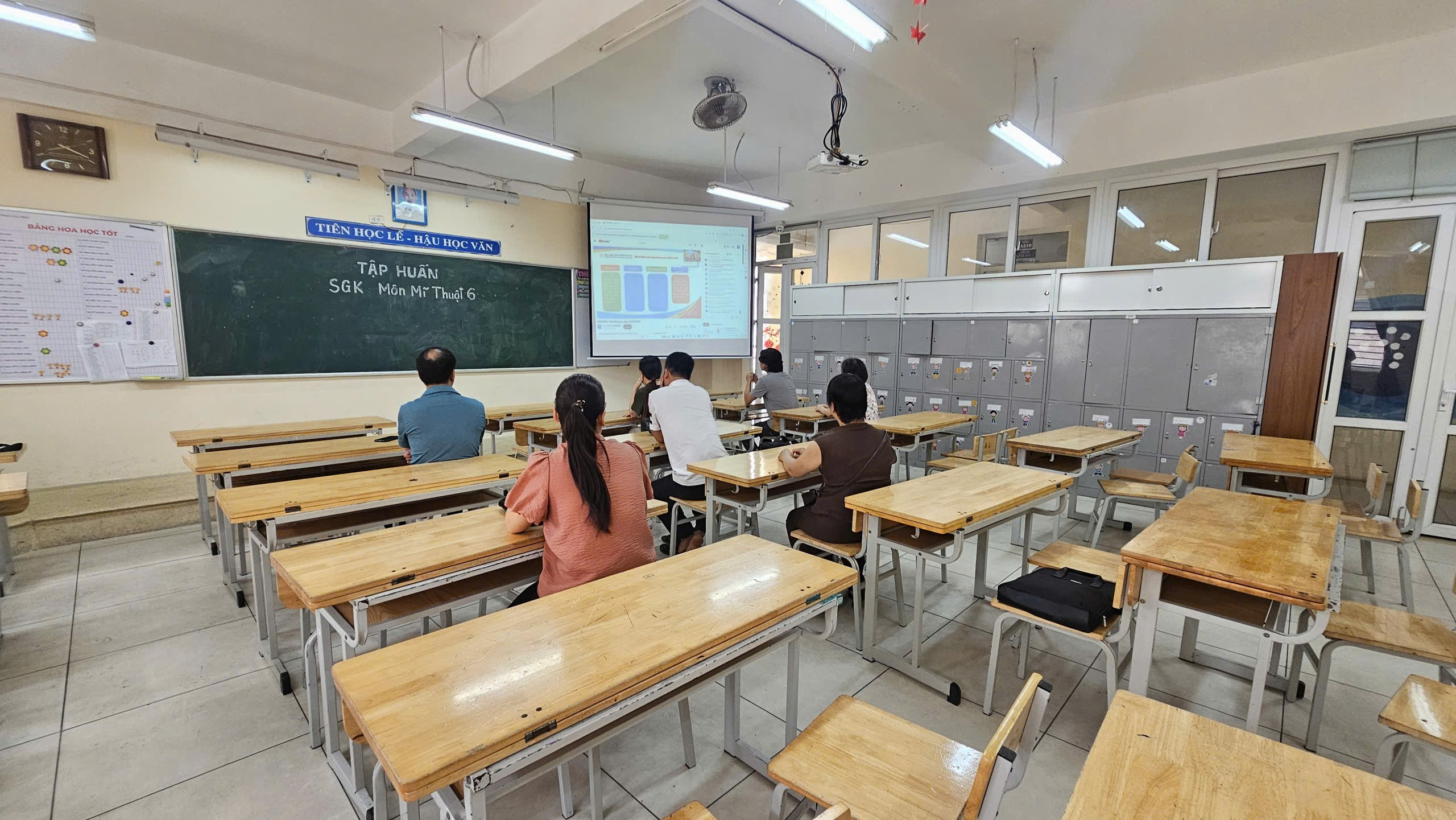 A group of people in a classroomAI-generated content may be incorrect.