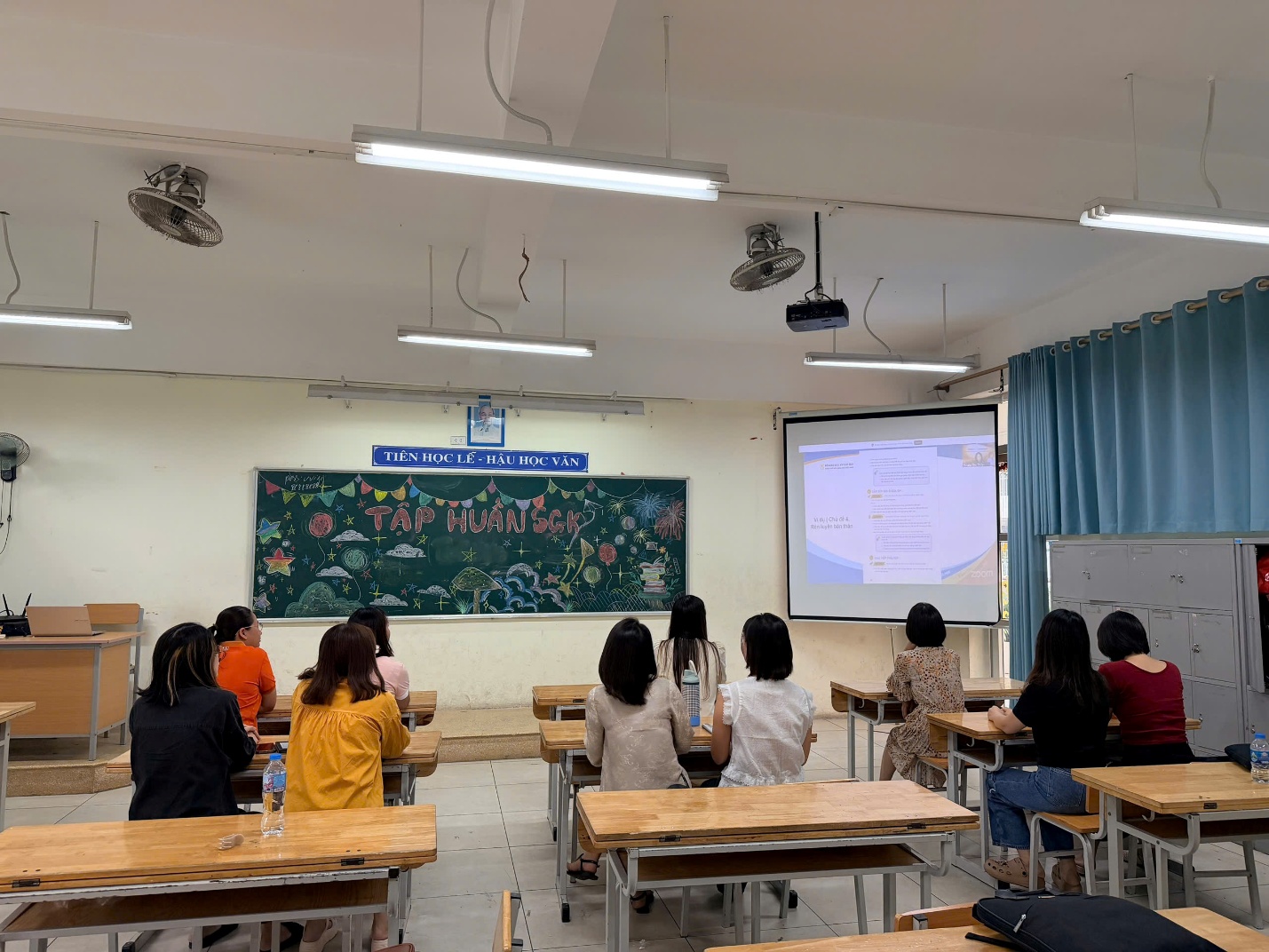 A group of people sitting in a classroomAI-generated content may be incorrect.